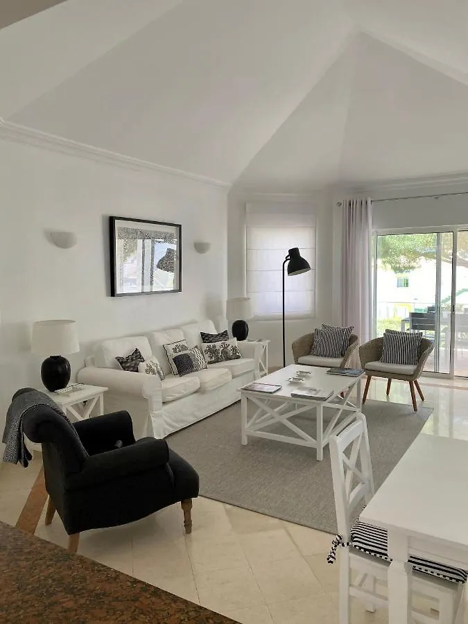 Beautiful Apartment For Rent In Quinta Do Lago With Excellent Resort Facilities Close To Lake And Beach.